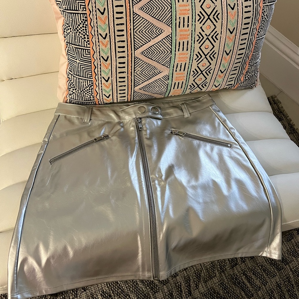 NWOT Women’s Wild Fable Silver Metallic Mini Skirt, size 6